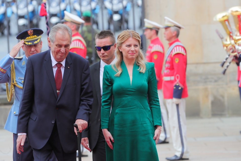 Slovenská prezidentka Čaputová po svém jmenování navštívila jako první zahraniční zemi Česko. Přijela v šatech od Borise Hanečka.