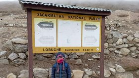 Zara (4) se svým bratrem Sašou (7) a tatínkem vyšplhala do základního tábora Mount Everest v Himalájích.