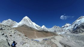 Zara (4) se svým bratrem Sašou (7) a tatínkem vyšplhala do základního tábora Mount Everest v Himalájích.