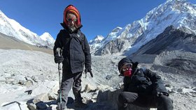 Zara (4) se svým bratrem Sašou (7) a tatínkem vyšplhala do základního tábora Mount Everest v Himalájích.