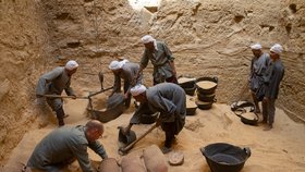 Doc. Jiří Janák, ředitel Českého egyptologického ústavu FF UK, spolu s egyptskými dělníky pečlivě odkrývá nádoby nalezené v mumifikačním depozitu.