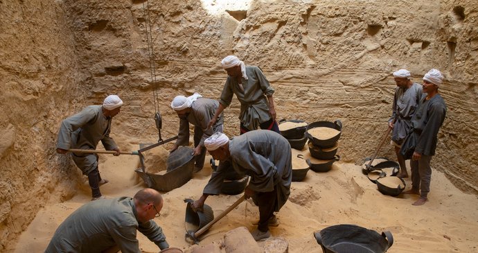 Doc. Jiří Janák, ředitel Českého egyptologického ústavu FF UK, spolu s egyptskými dělníky pečlivě odkrývá nádoby nalezené v mumifikačním depozitu.