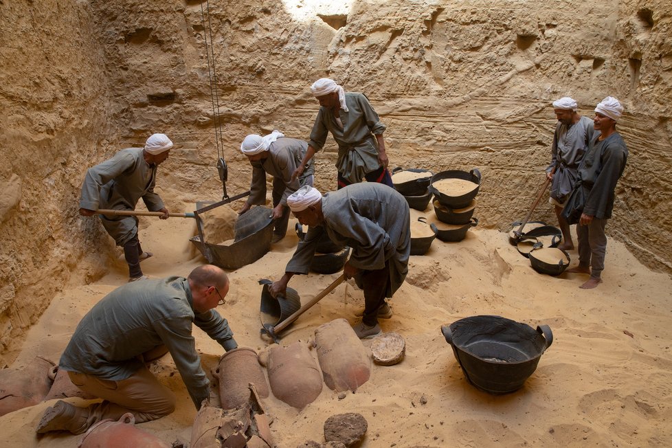 Doc. Jiří Janák, bývalý ředitel Českého egyptologického ústavu FF UK, spolu s egyptskými dělníky pečlivě odkrývá nádoby nalezené v mumifikačním depozitu.