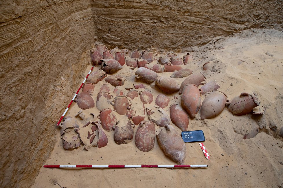 Jedna z vrstev zásobnic obsahujících zbytky po provedené mumifikaci uložených v&nbsp;mumifikačním depozit u dosud neprozkoumané šachtové hrobky v&nbsp;Abúsíru.