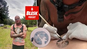 Podcast: Tetuje štičími zuby a věší lidi na háky. Znojemský indián Šrámek promluvil o porážce epilepsie