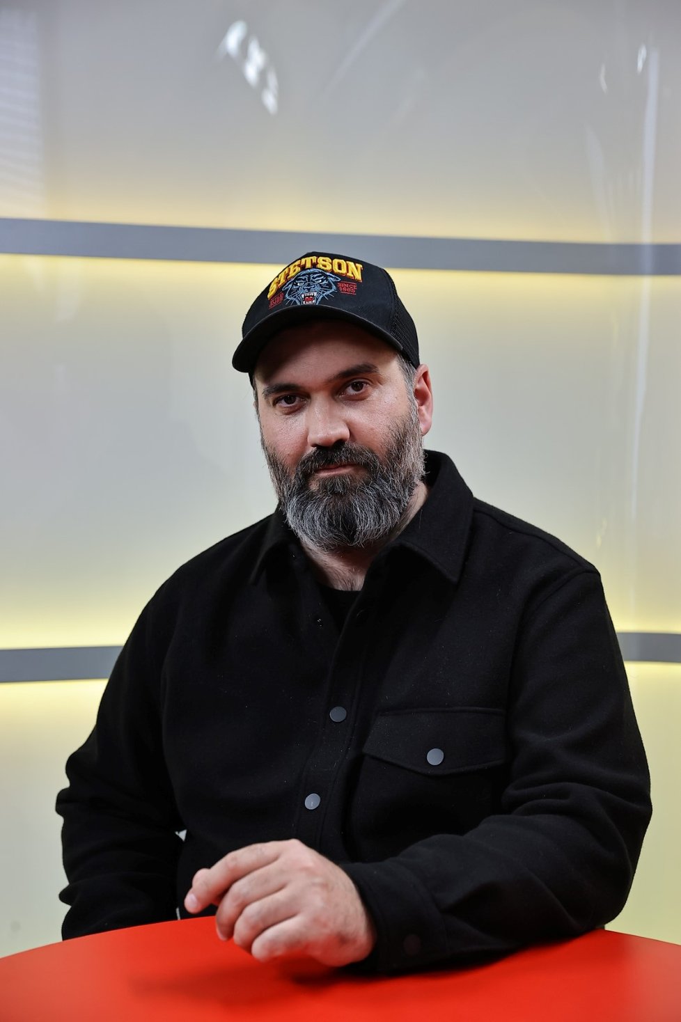 Hostem pořadu Blesk Podcast se stal režisér Michal Samir.