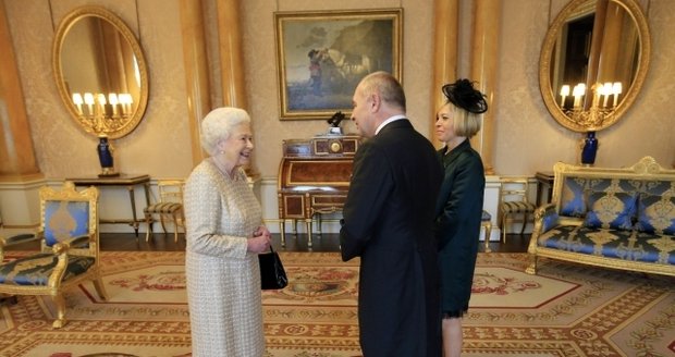 V březnu 2016 předal Libor Sečka královně Alžbětě II. pověřovací protokoly.