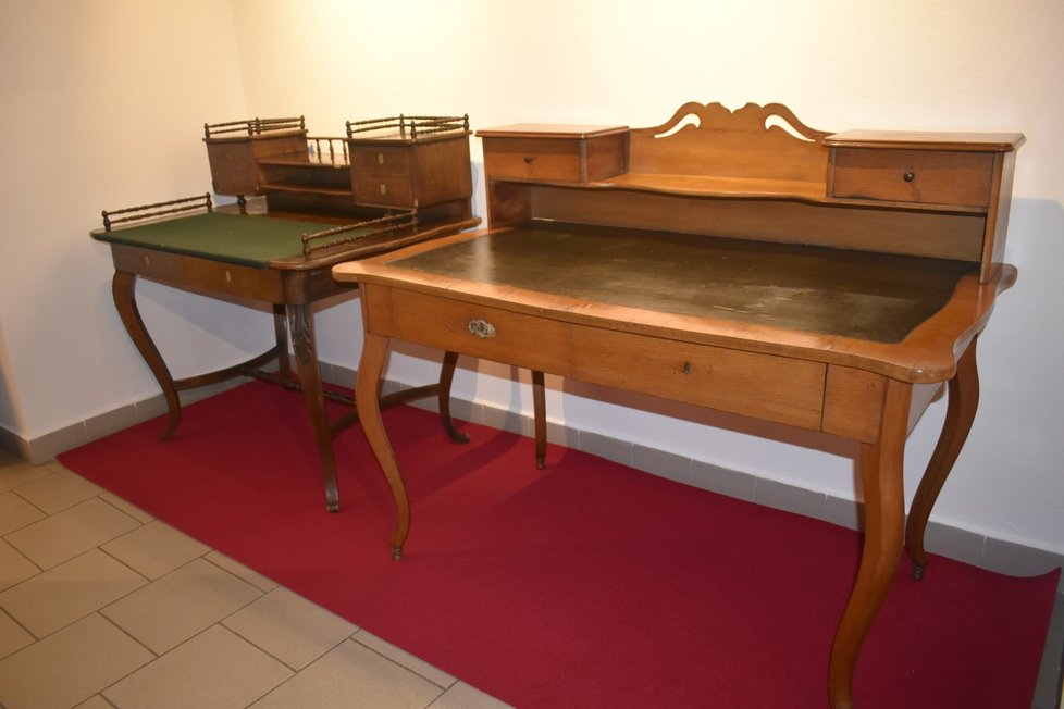 Vpravo dubový stůl Karla Havlíčka Borovského (31.10.1821-29.7.1856) a vlevo psací stůl jeho dcery Zdeňky z ořechového dřeva.