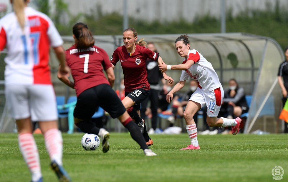 Největším konkurentem v české ženské lize je pro AC Sparta Praha vršovická Slavia.