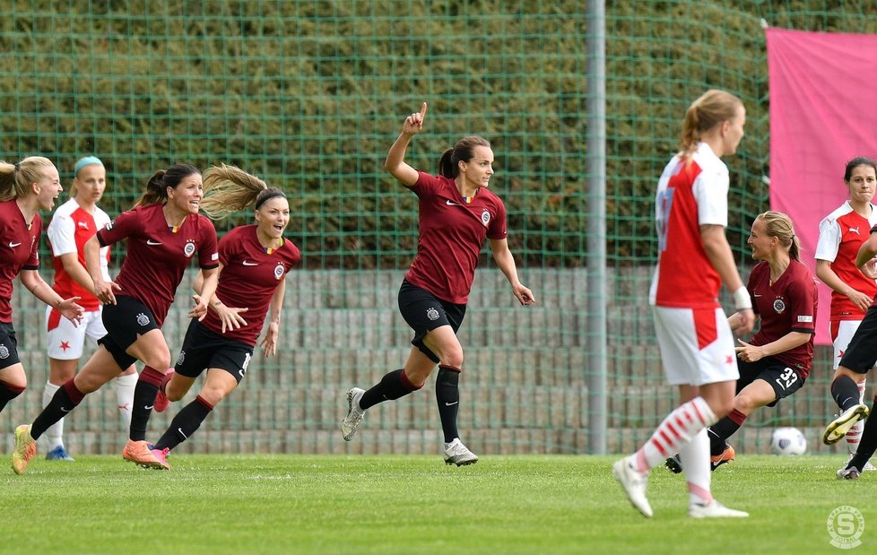 Největším konkurentem v české ženské lize je pro AC Sparta Praha vršovická Slavia.