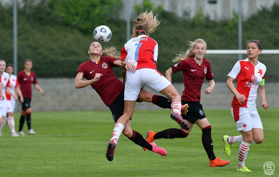 Největším konkurentem v české ženské lize je pro AC Sparta Praha vršovická Slavia.