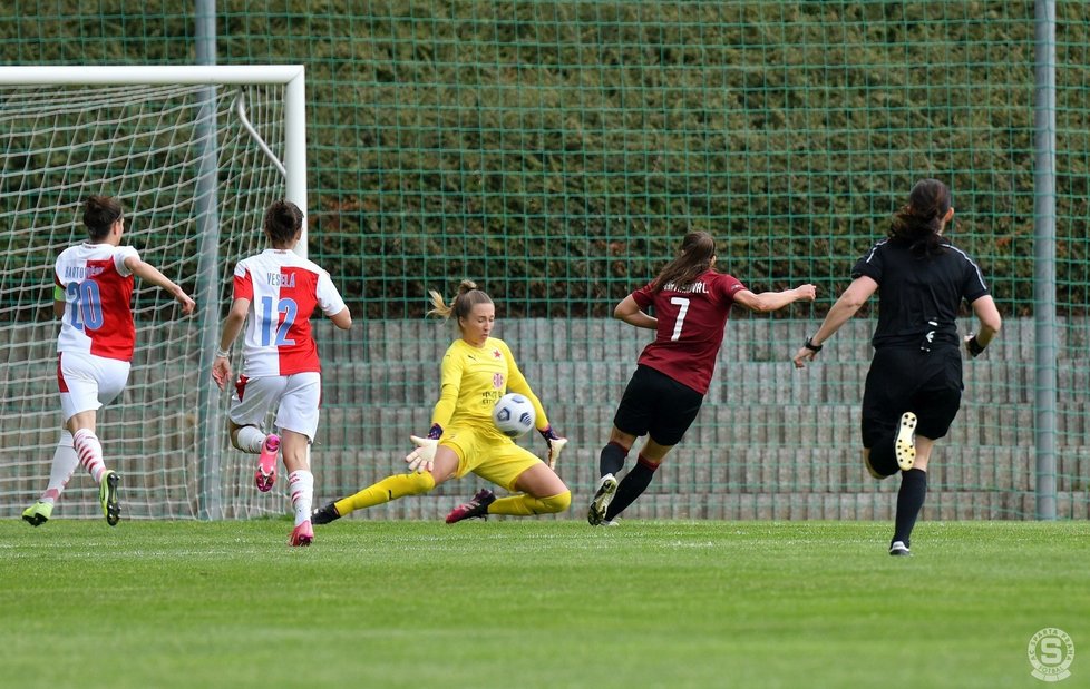 Největším konkurentem v české ženské lize je pro AC Sparta Praha vršovická Slavia.