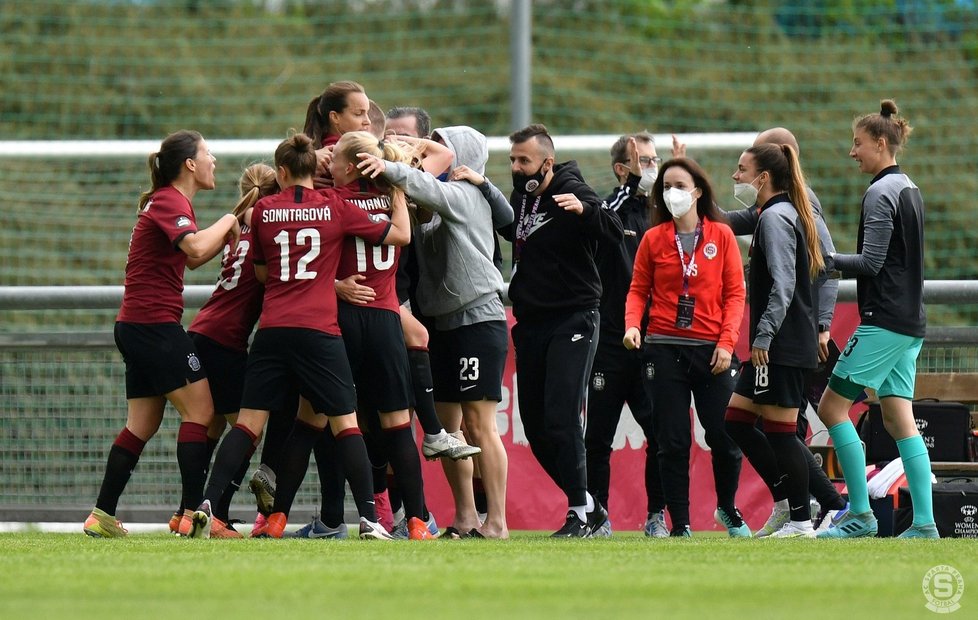 Největším konkurentem v české ženské lize je pro AC Sparta Praha vršovická Slavia.