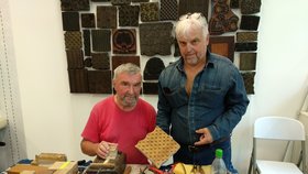 Milan Bartoš (vpravo) s Jaroslavem Pluchařem jsou nositelé tradic lidových řemesel díky svému formířskému řemeslu.