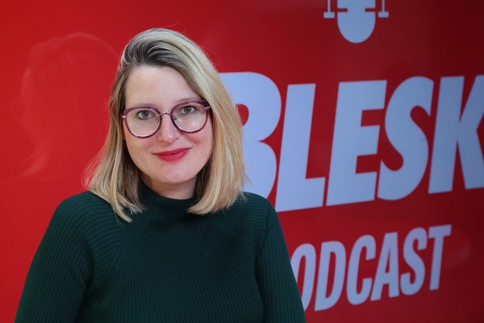 Hostkou pořadu Blesk Podcast se stala režisérka Natálie Císařovská.