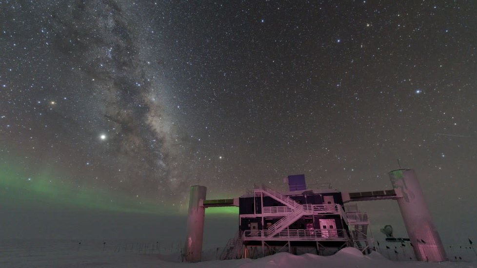 Neutrinová observatoř IceCube naměřila v roce 2016 neutrino s obří energií.