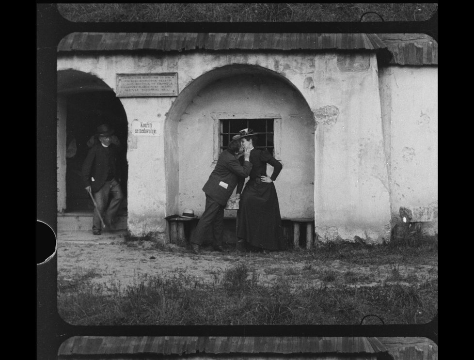 Záběry z Kříženeckého filmu Dostaveníčko v mlýnici.
