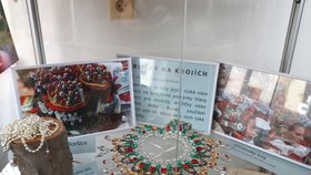 V Poniklé mohou návštěvníci projít i budovu, v níž se přes sto let vyrábí skleněné perličky.
