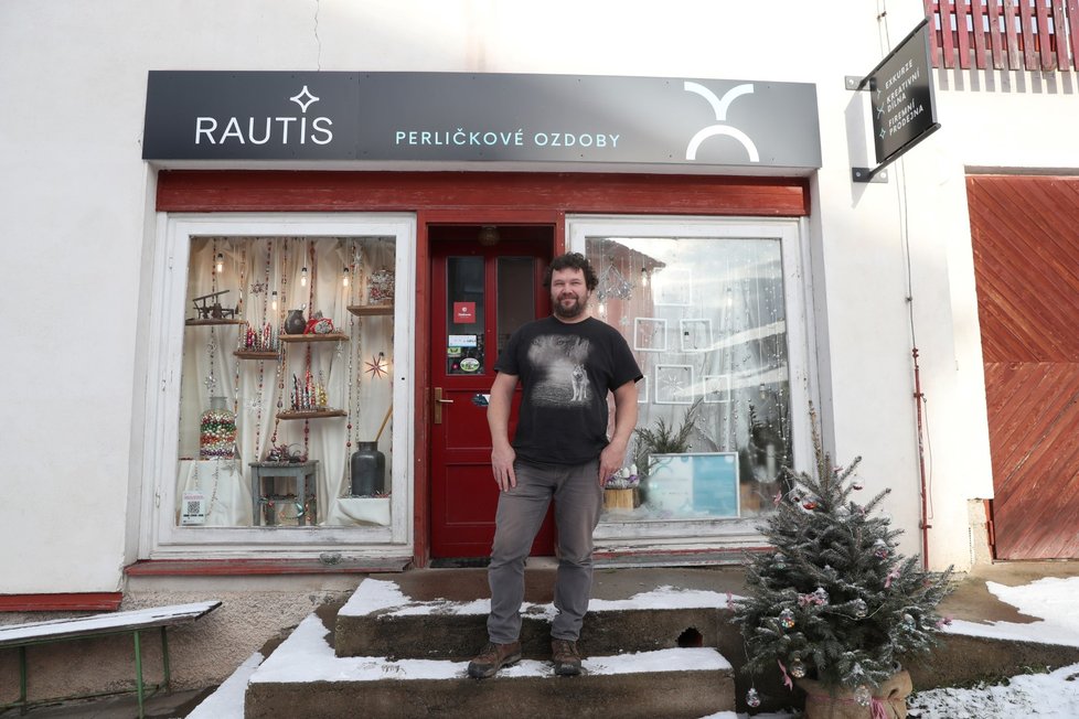 Marek Kulhavý od roku 2001 vede firmu Rautis a vyrábí tradiční skleněné vánoční ozdoby.