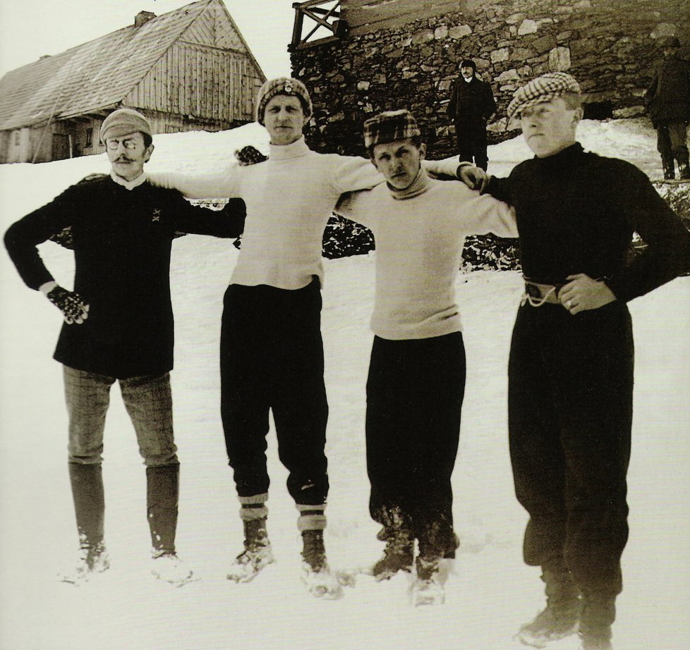 Josef Rössler Ořovský s dalšími lyžaři.