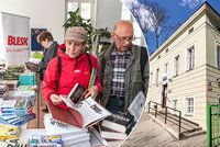 Blesk daroval seniorům přes tisíc knih. V komunitním centru zavládlo nadšení a překvapení