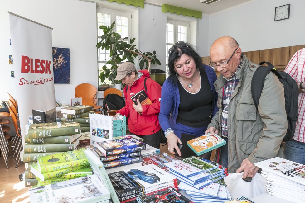 Blesk rozdával v komunitním centru Prádelna knihy seniorům zdarma.