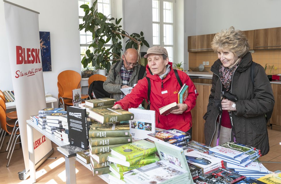 Blesk rozdával v komunitním centru Prádelna knihy seniorům zdarma.