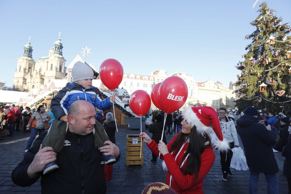 Ježíšek od Blesku měl pro děti připravené i balonky.