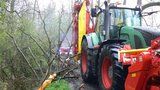 Traktorista se podruhé narodil, blesk mu srazil strom těsně za kabinu