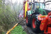 Traktorista se podruhé narodil, blesk mu srazil strom těsně za kabinu