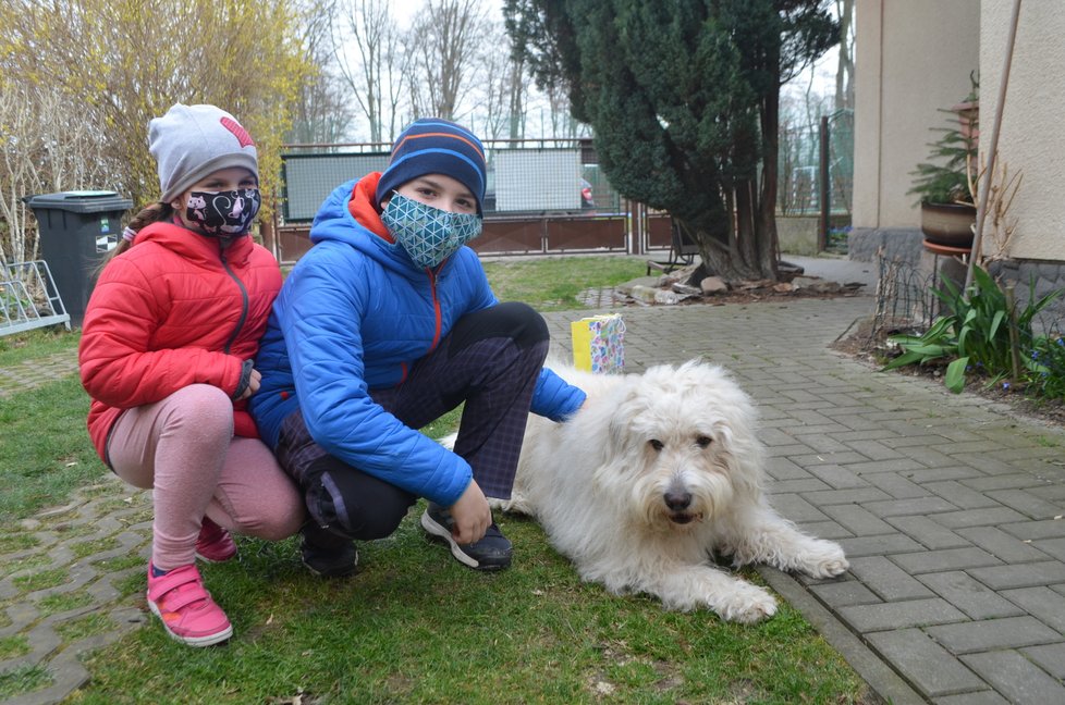 Arnošta milují i vnoučata Tomešových