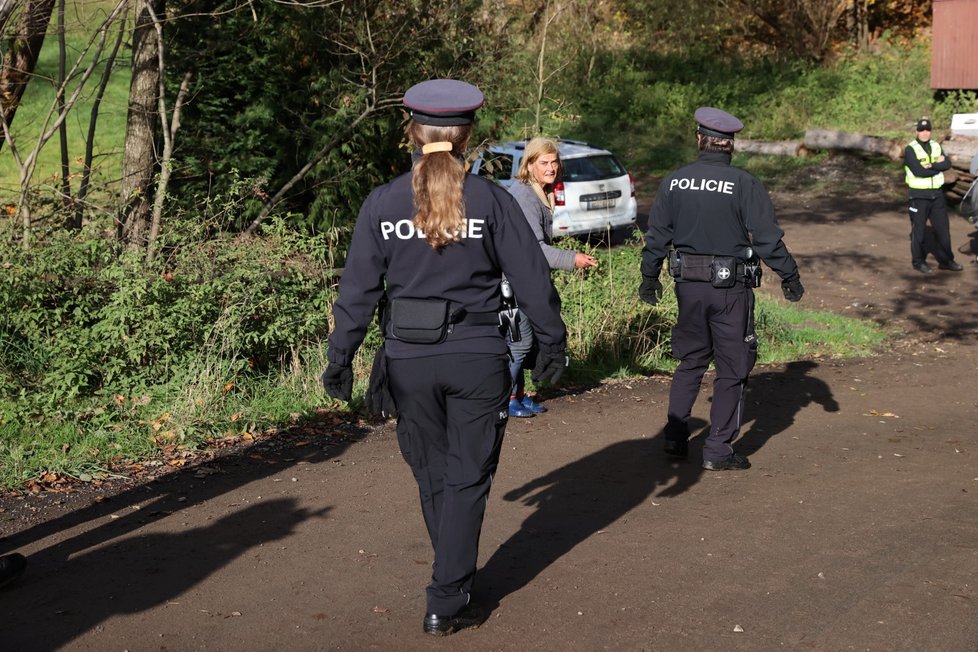 U odběru koček musela asistovat policie. (25. 10. 2022)