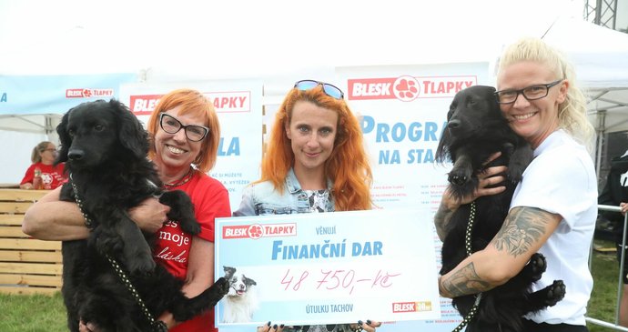 Gabriela Jägerová s reportérkami a šekem na částku, která se vybrala loni na Festivalu Blesk tlapek v tombole.