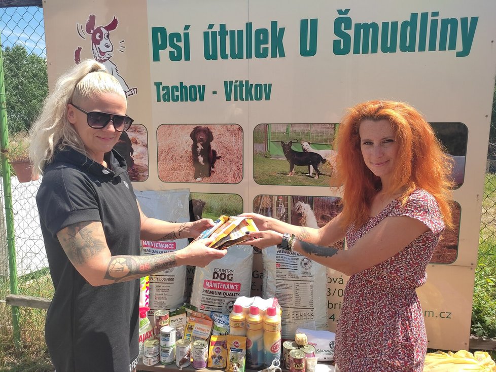 Dary, které zástupci útulku na festivalu nepobrali, dovezly do Tachova reportérky Blesk tlapek