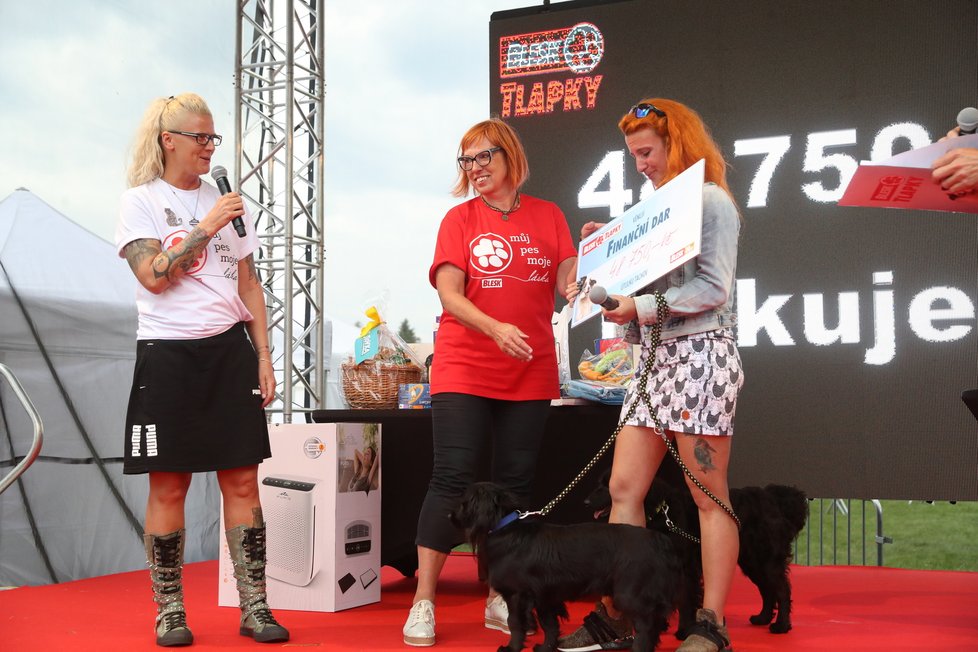 Na Festivalu Blesk tlapek si provozovatelka tachovského útulku Gabriela Jägerová převzala šek