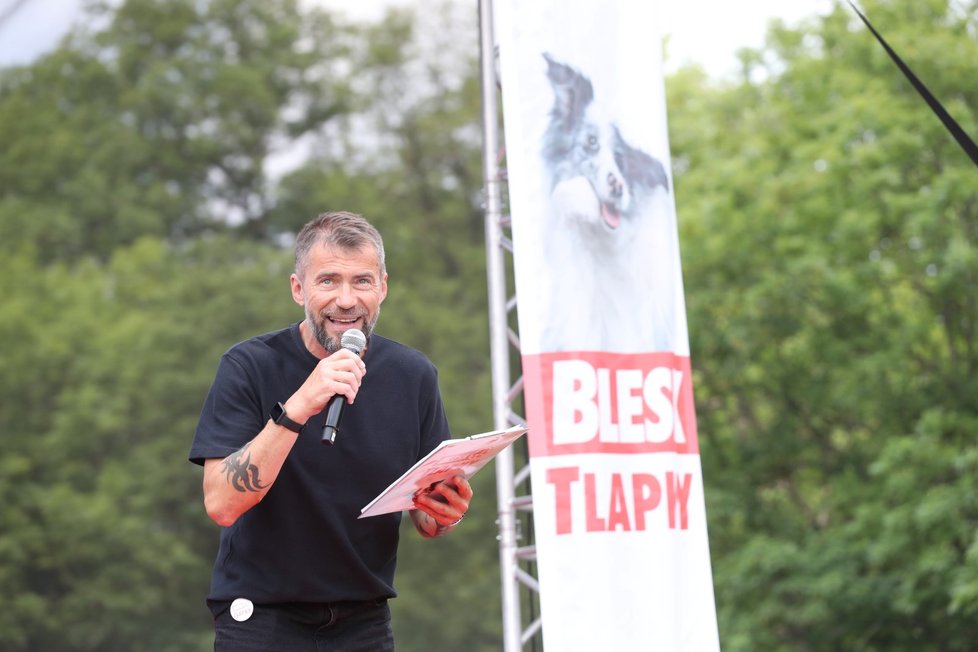 Moderátor festivalu Blesk tlapek Bořek Slezáček