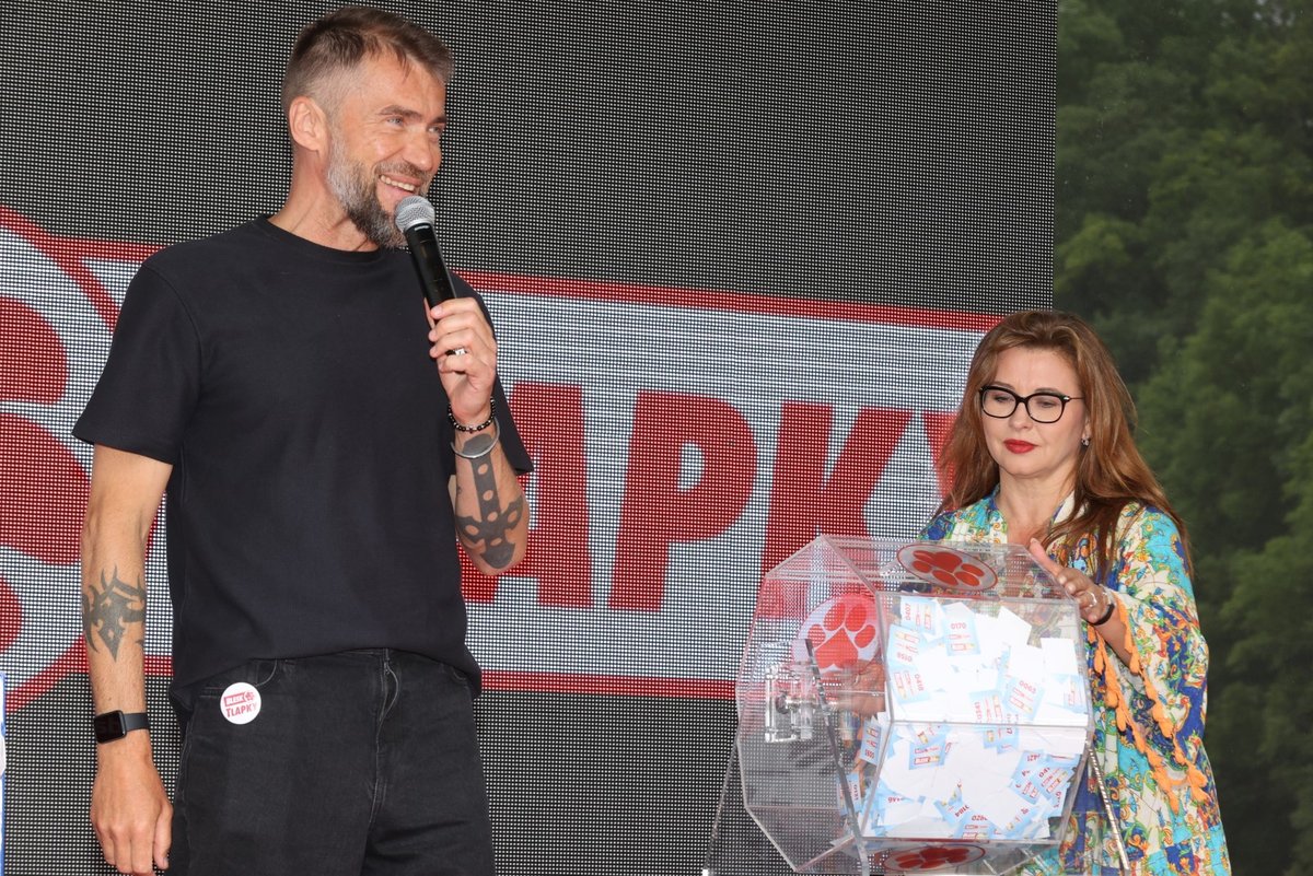 Losování tomboly na festivalu Blesk tlapek se ujala Dana Morávková.