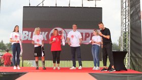 Tým Blesk tlapek při zahájení festivalu. Zleva: Redaktory Kateřina Lang a Jana Ulrichová a šéfredaktor Blesku Radek Lain