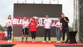 Tým Blesk tlapek při zahájení festivalu. Zleva: Redaktory Kateřina Lang a Jana Ulrichová a šéfredaktor Blesku Radek Lain