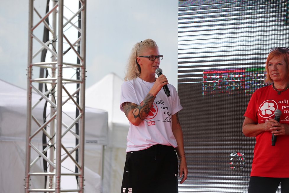 Redaktorka Blesk tlapek Kateřina Lang na zahájení festivalu.