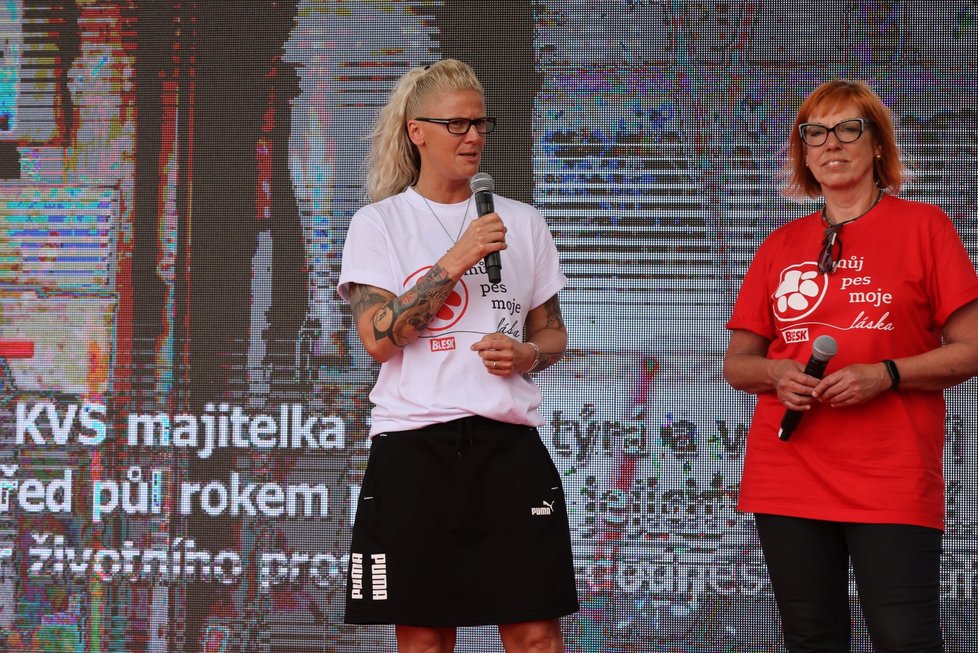 Redaktorky Blesk tlapek Jana Ulrichová a Kateřina Lang na psím festivalu.