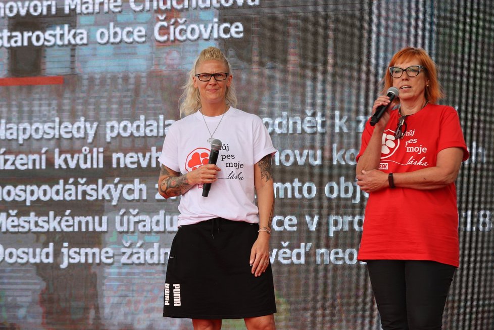 Redaktorky Blesk tlapek Jana Ulrichová a Kateřina Lang na psím festivalu.