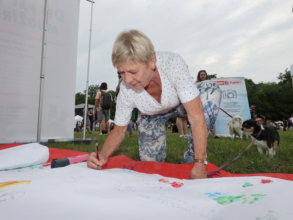 Herečka Jaroslava Obermaierová podpořila na festivalu Blesk tlapek boj proti množírnám.