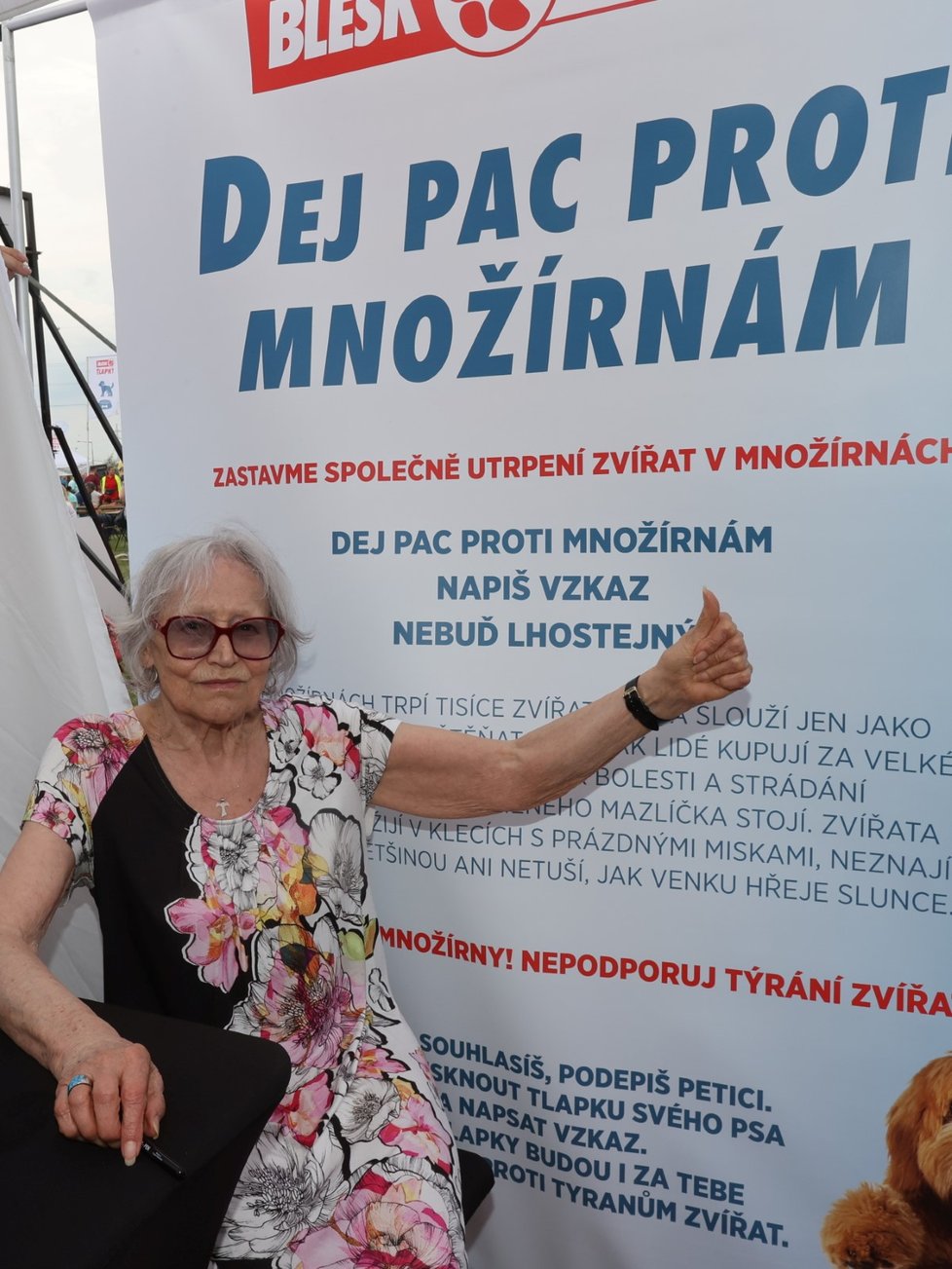 Zpěvačka Marta Kubišová podpořila na festivalu Blesk tlapek boj proti množírnám.