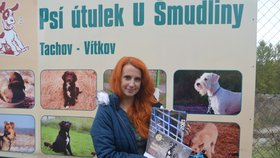 Gabriela Jägerová s charitativními kalendáři na podporu Psího útulku U Šmudliny