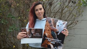 Vedoucí spolku Dejte nám šanci Eliška Vafková s kalendáři, které vznikly u moře v Itálii.