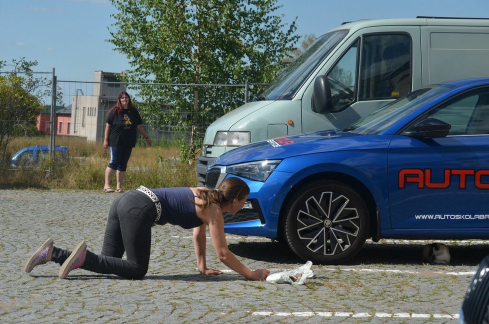 Vladimíra Přívratská a Jaroslava Kantorová se nevzdaly, kočku zkoušely nalákat na maso