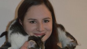 Vedoucí útulku Anežka Formanová a koťaty k adopci
