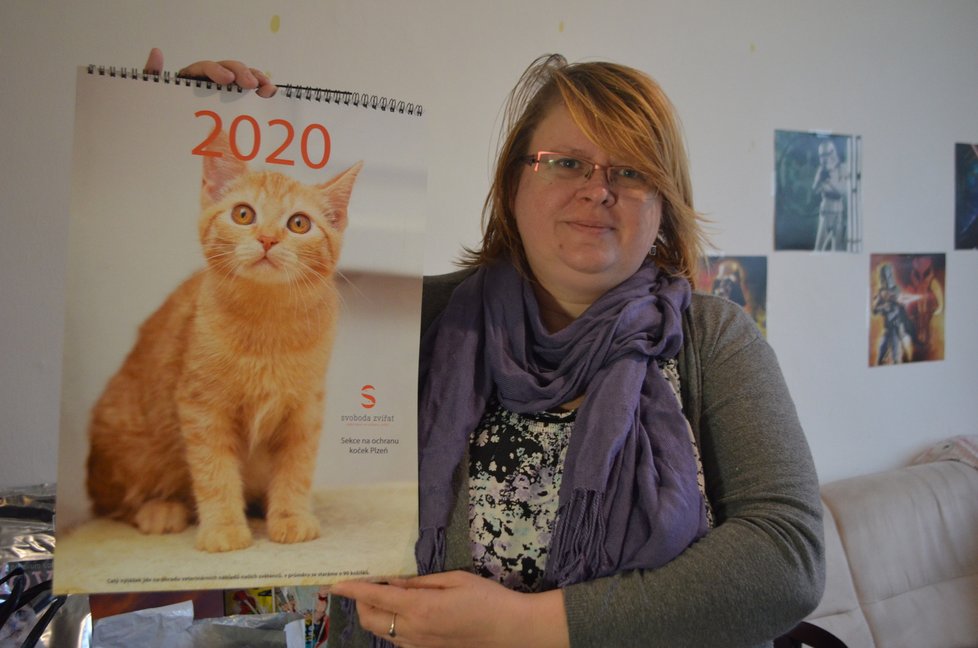Předsedkyně sekce Věra Matasová ukázala charitativní kalendář. Výtěžek z jeho prodeje je určen na veterinární péči pro nalezené kočky.