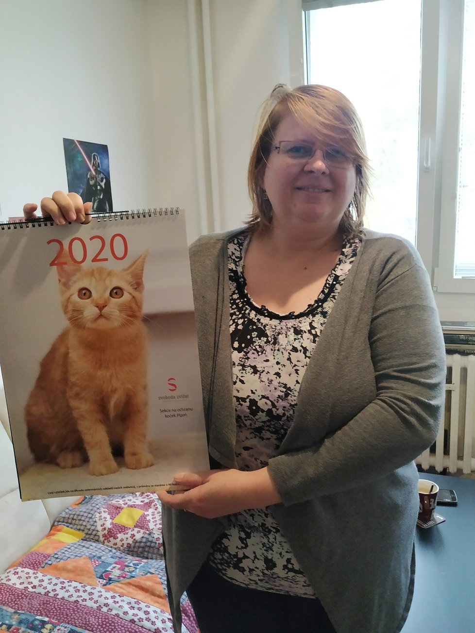 Předsedkyně sekce Věra Matasová ukázala charitativní kalendář. Výtěžek z jeho prodeje je určen na veterinární péči pro nalezené kočky.